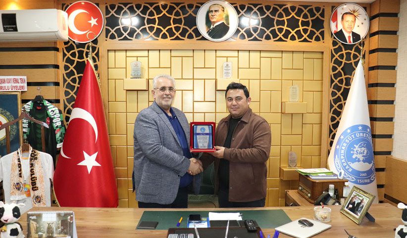 Karapınar Süt Üreticileri Birliğimizde görev sürelerini tamamlayan Yönetim Kurulu ve Denetim Kurulu Üyelerimize teşekkür plaketi. - Ek Görsel