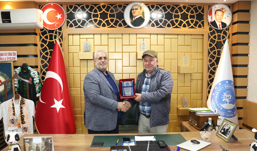 Karapınar Süt Üreticileri Birliğimizde görev sürelerini tamamlayan Yönetim Kurulu ve Denetim Kurulu Üyelerimize teşekkür plaketi. - Ek Görsel