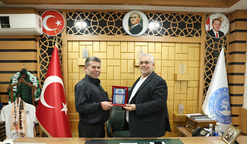 Karapınar Süt Üreticileri Birliğimizde görev sürelerini tamamlayan Yönetim Kurulu ve Denetim Kurulu Üyelerimize teşekkür plaketi. - Ek Görsel