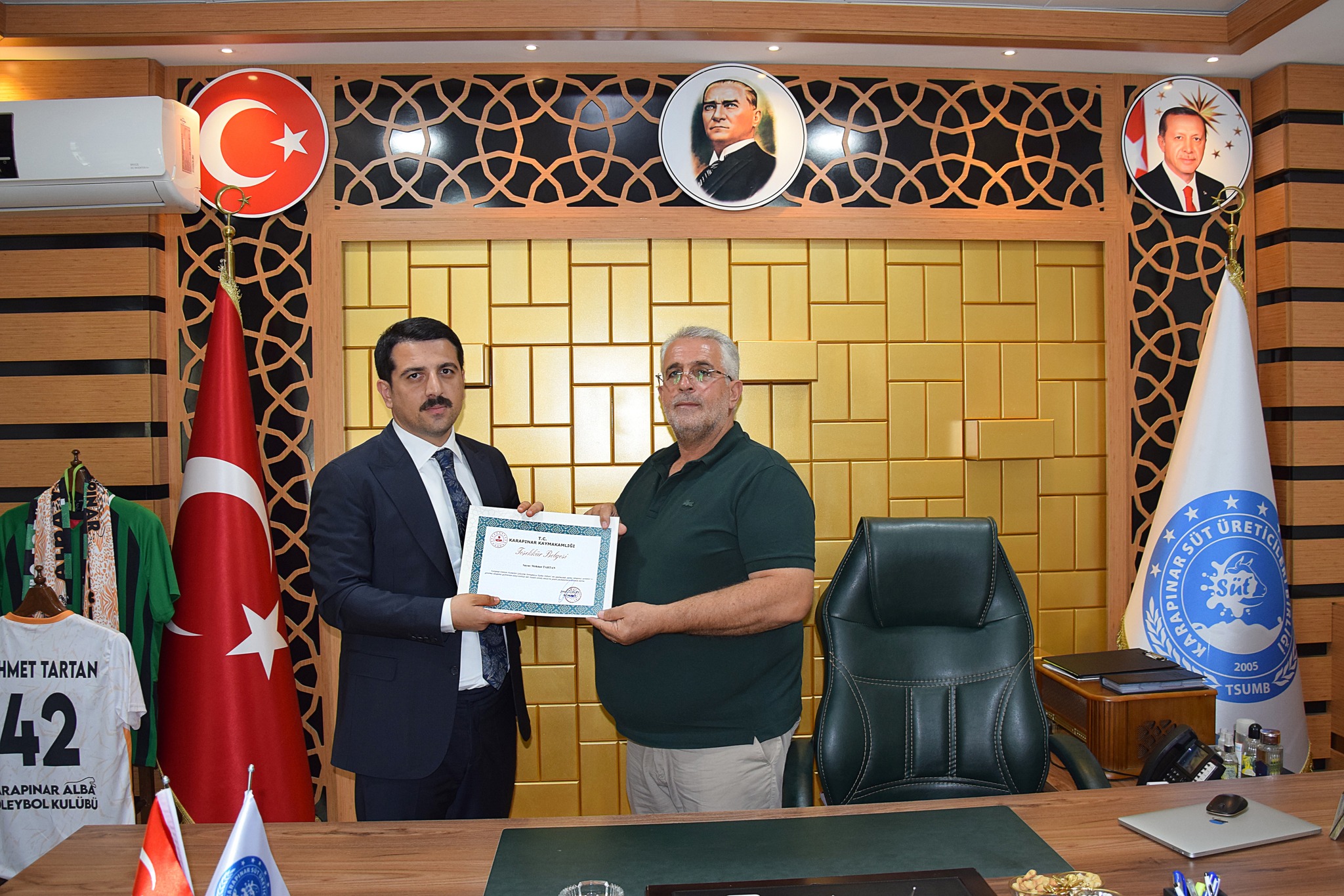 İlçe Kaymakamımız Şenol ÖZTÜRK, Karapınar Süt Üreticileri Birliği Yönetim Kurulu Başkanımız Mehmet TARTAN'I  ziyaret etti.